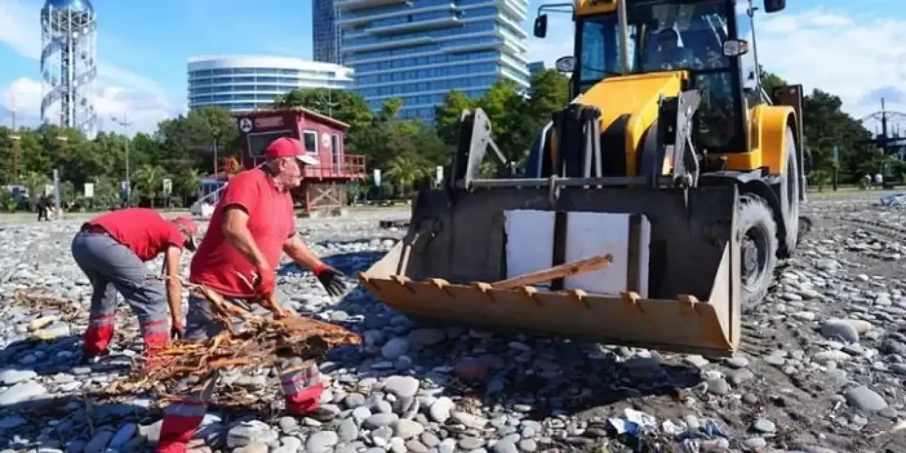 Artvin’den sel ile sürüklenen kütükler Gürcistan sahillerini doldurdu!