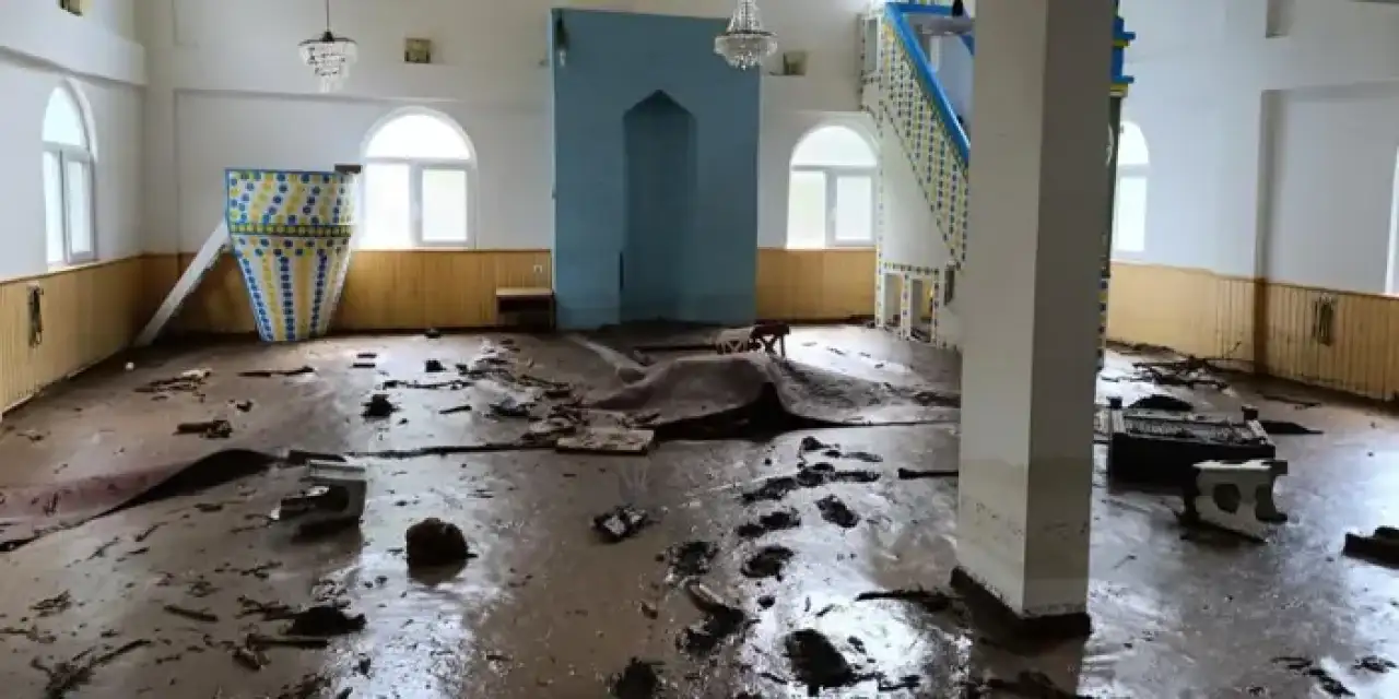 Artvin’de meydana gelen sel camiyi çamur içinde bıraktı!