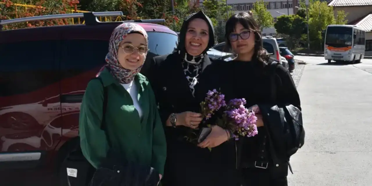 Gümüşhane Üniversitesi’ni kazanan öğrenciler çiçekle karşılandı!