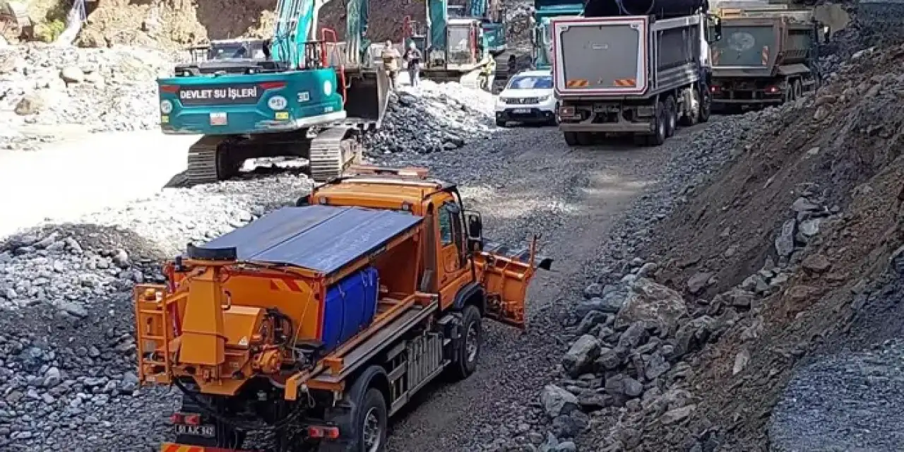Rize’de sel nedeniyle kapanan yol ulaşıma açıldı!