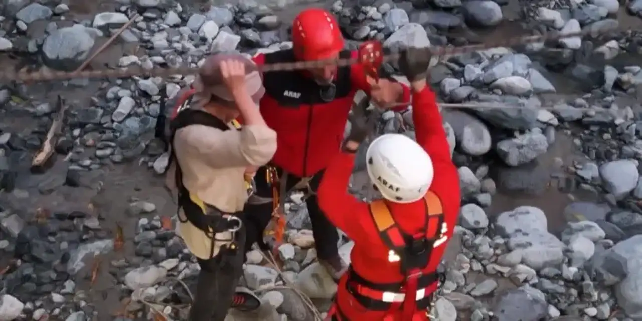 Rize'de mahsur kalan kadın kurtarıldı!