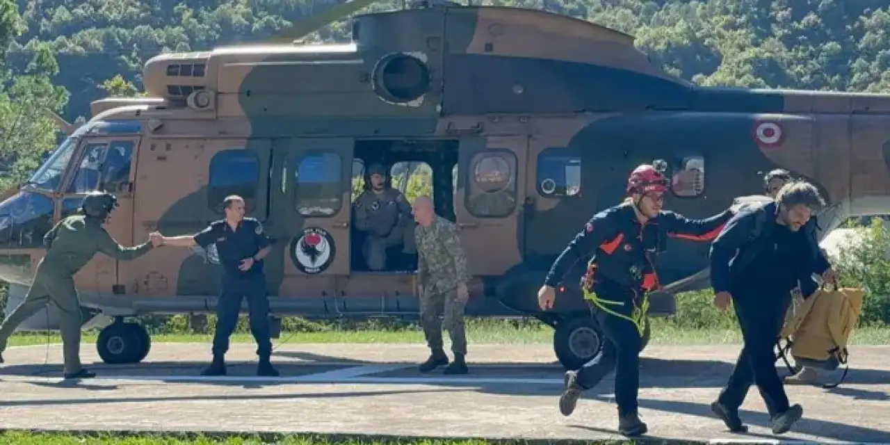 Artvin’de mahsur kalanların imdadına helikopter koştu!