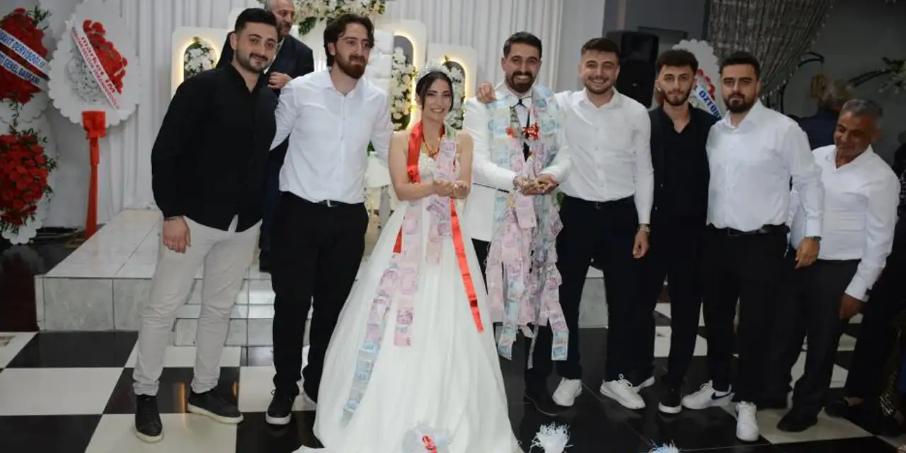 Artvin’de düğünde ilginç anlar! Damadın arkadaşlarından ağırlığınca para
