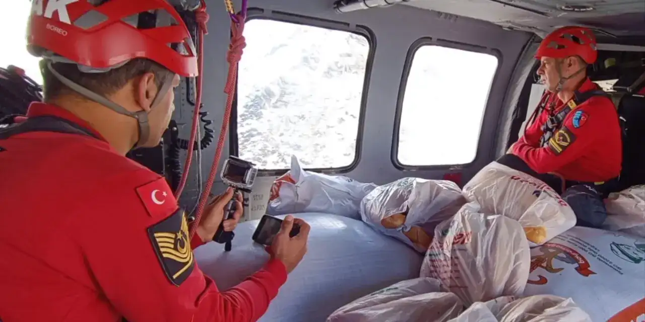 Rize'ye helikopter ile erzak yardımı yapıldı!