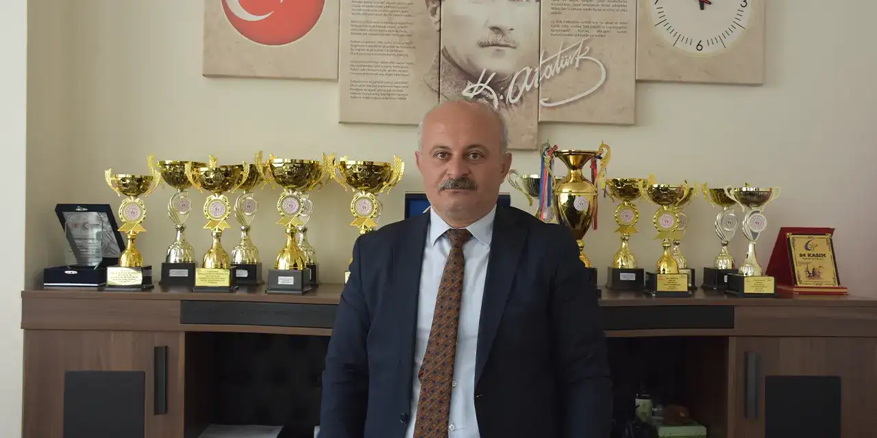 Gümüşhane'de 29 yıl önce mezun olduğu lisede öğretmenlik yapıyor!