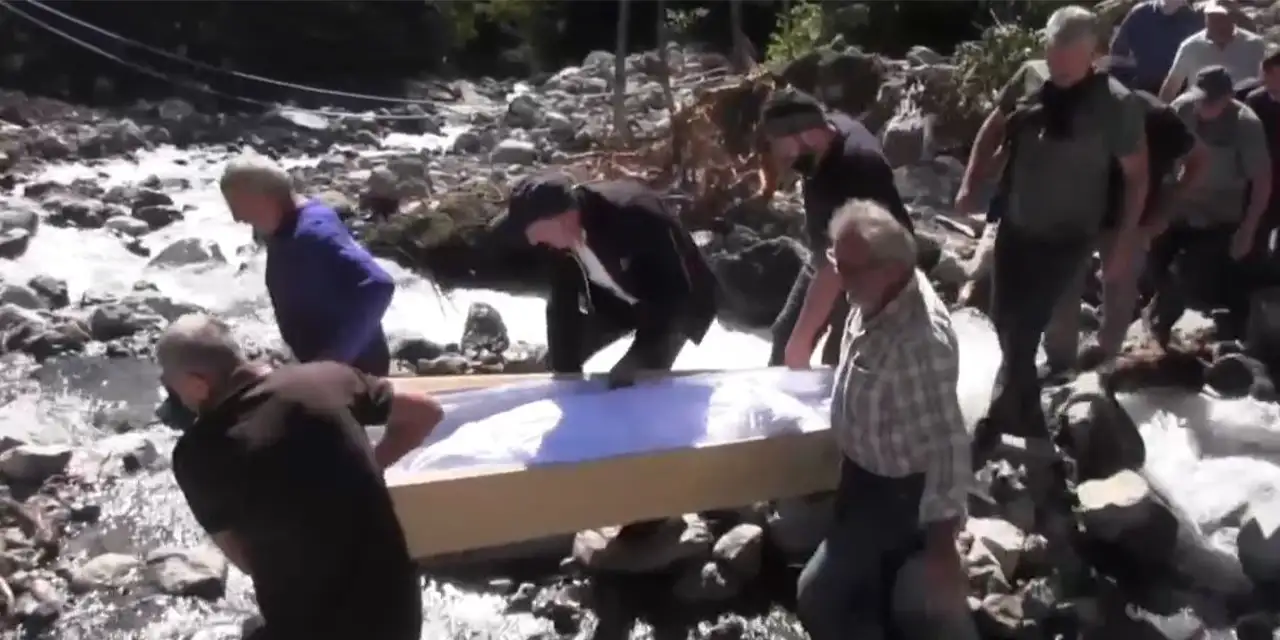 Artvin'de yol çöktü! Cenaze elden ele 2 Kilometre taşındı