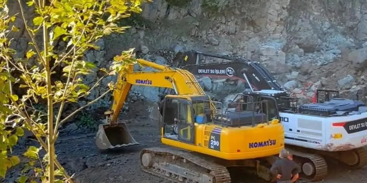 Rize'de sel ve heyelan sonrası riskli temizlik!