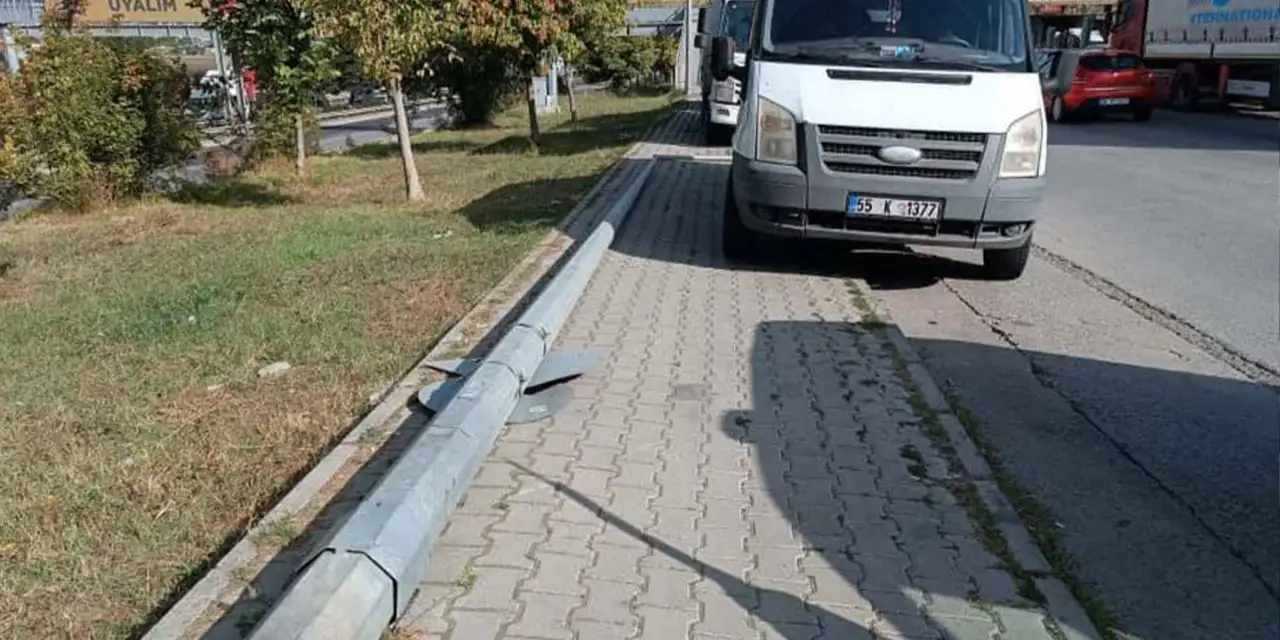 Samsun'da aydınlatma direği minibüsün yanına devrildi!
