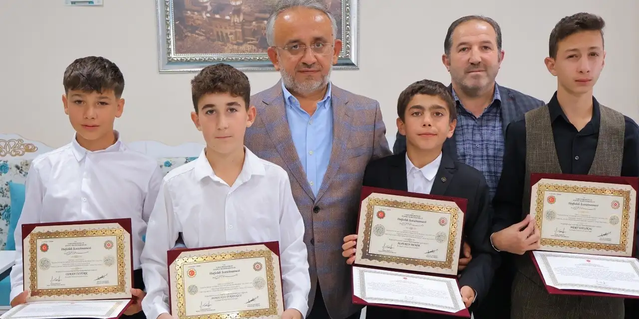Bayburt'ta öğrenciler düzenlenen törenle hafızlık belgelerine kavuştu