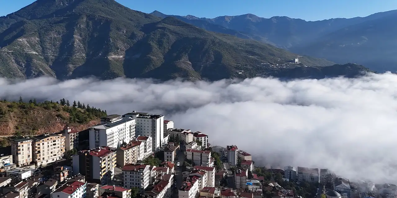 Artvin'de sis bulutları sonucu oluşan görüntü izleyenleri büyüledi