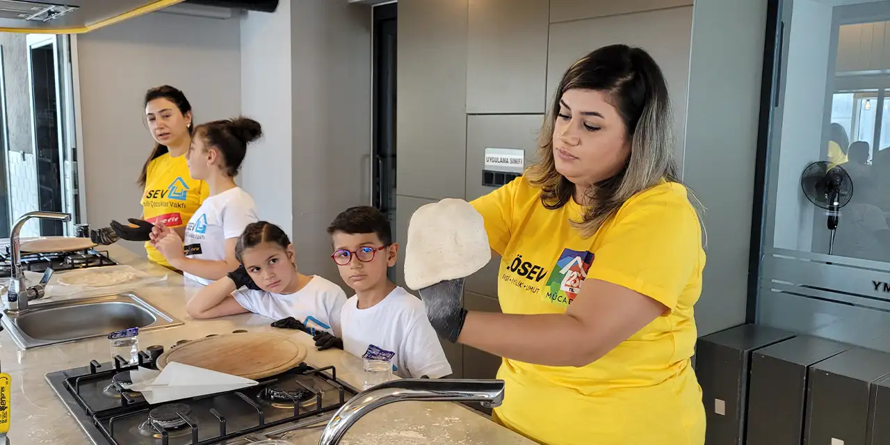 Samsun'da lösemili çocuklar anneleri ile pizza yaptı!