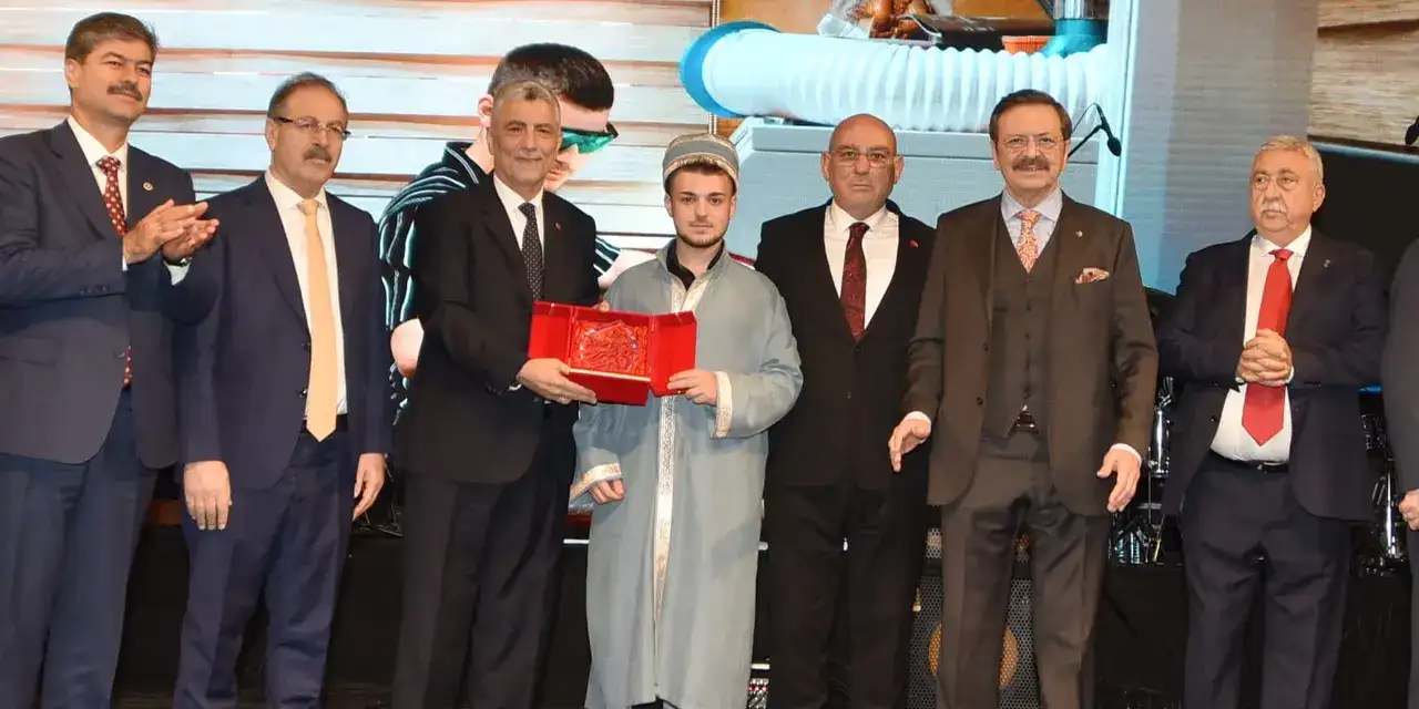 Trabzonlu yılın ahisi ve yılın kalfası ödülünü Bakan Bolat’tan aldı