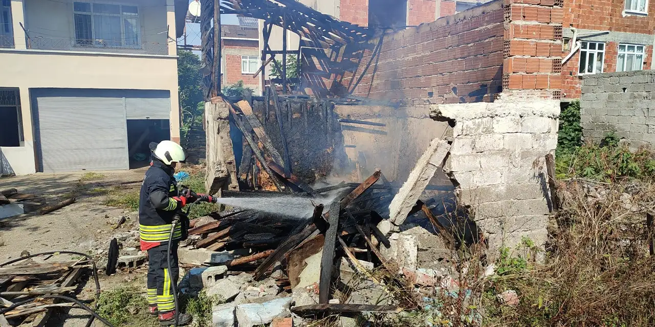 Samsun'da korkutan yangın! Odunluk kullanılamaz hale geldi