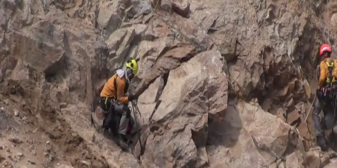Artvin'de yaşanan sel ve heyelandan sonra endüstriyel dağcılar ‘riskli kaya’ avında!