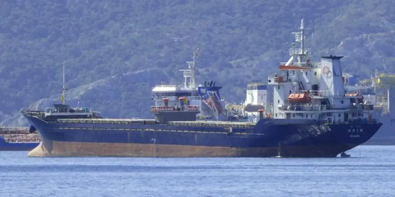 İstanbul Boğazı’nda makine arızası geçiren kargo gemisi güvenli şekilde demirletildi!