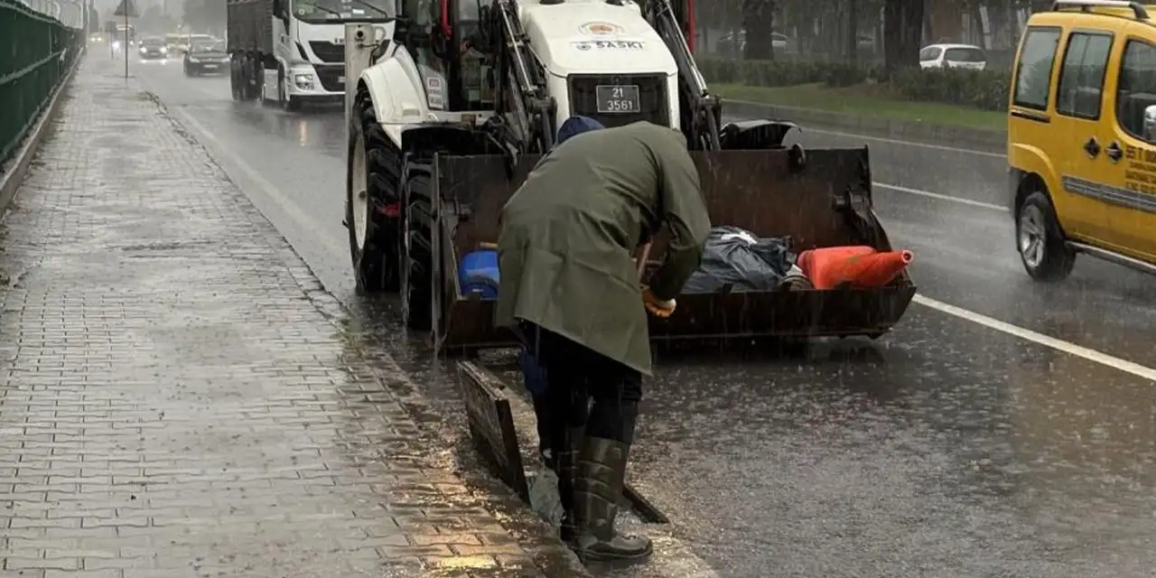 Samsun’da sağanak sonrası yollar göle döndü