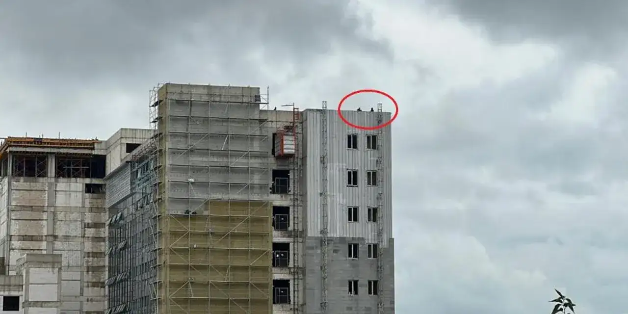 Samsun’da hastane inşaatında işçiler eylem için çatıya çıktılar!