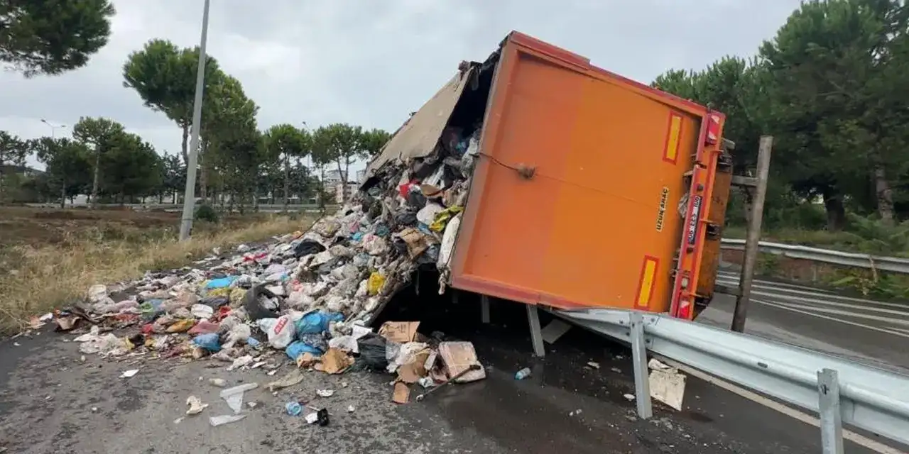 Samsun’da çöp yüklü kamyon devrildi! Yollar çöp oldu