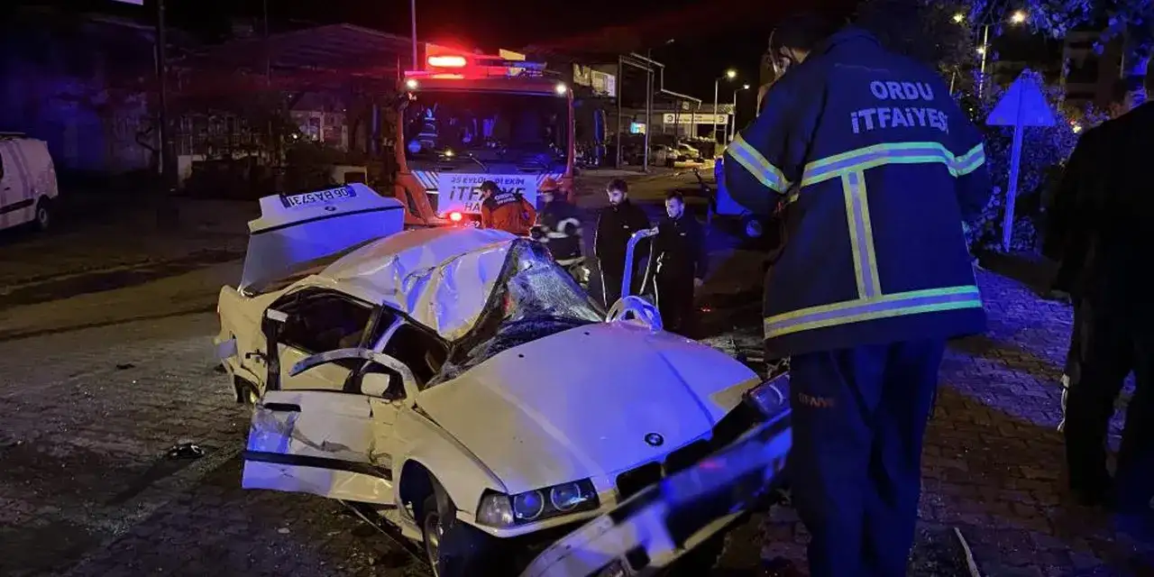 Ordu’da kontrolden çıkan araç kamyona çarptı! 3 yaralı