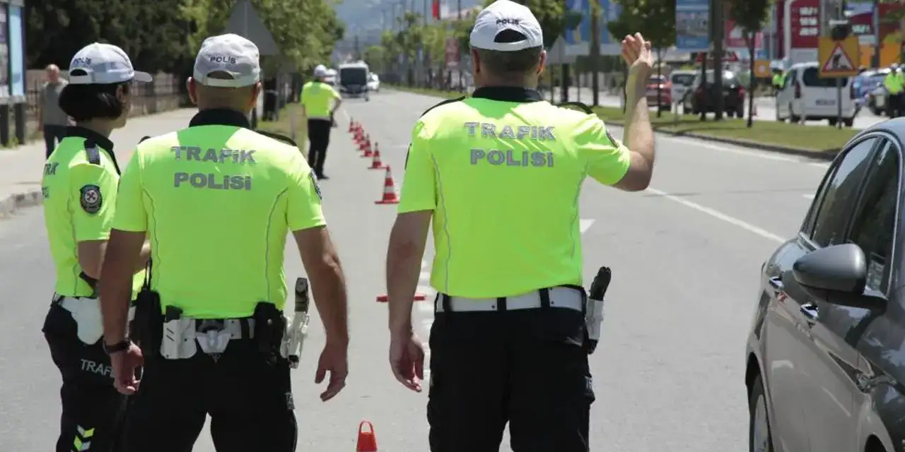 Ordu’da trafik ekiplerinden sıkı denetim! Binlerce araç ve sürücü ceza yedi