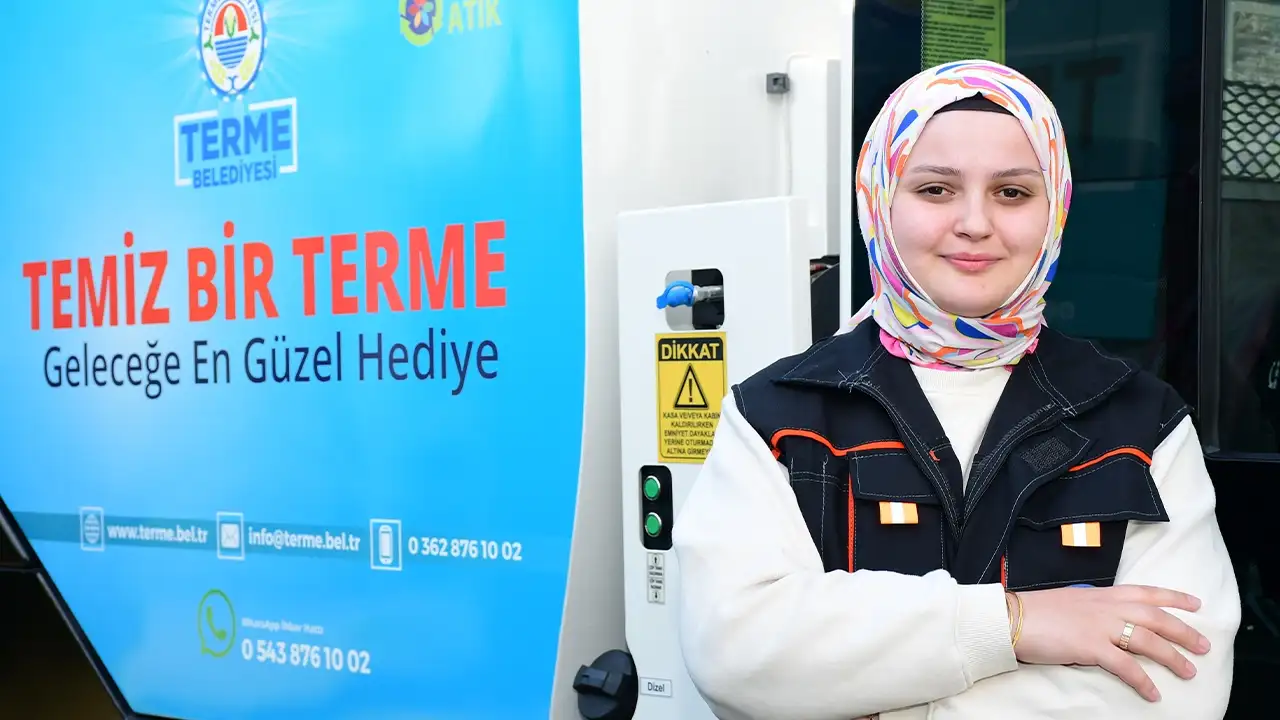 Samsun Terme'de yol süpürme aracı kadın operatöre emanet!