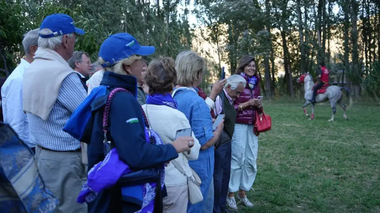 Bayburt’ta gelen Avrupalı klasik otomobil tutkunları ciride hayran kaldı