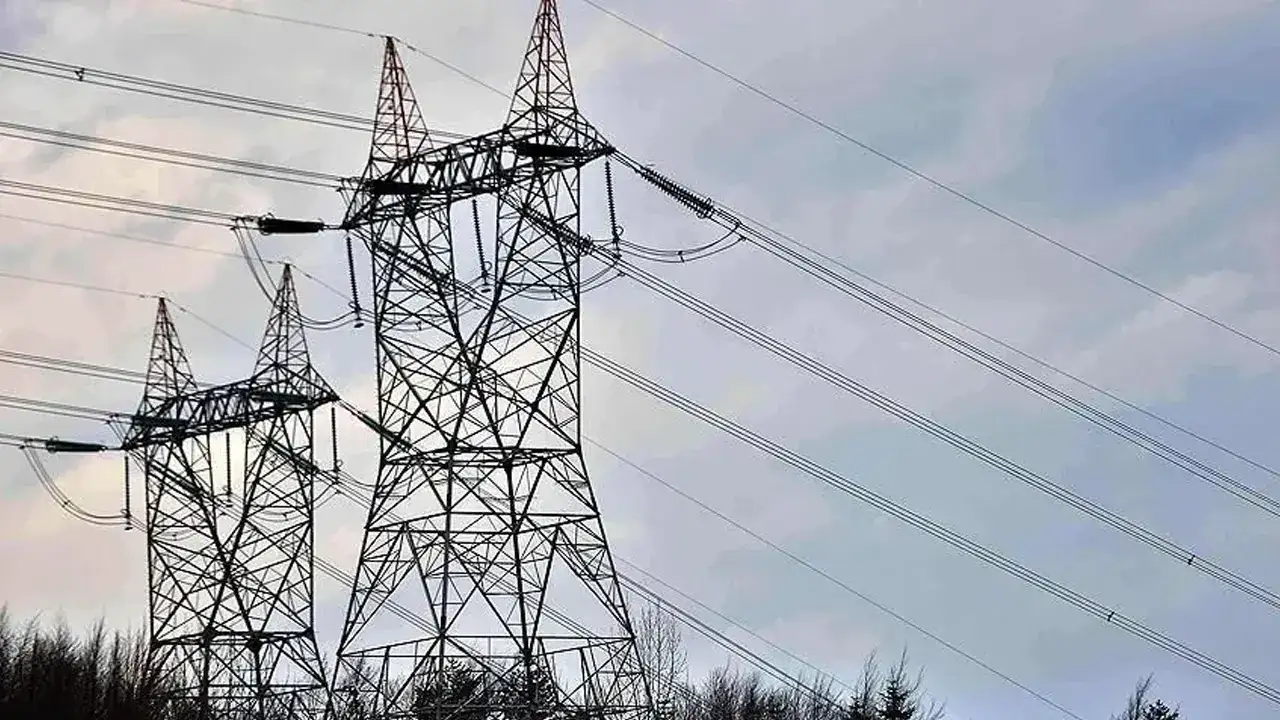 Trabzon’un bir ilçesinin tamamında saatlerce elektrik yok!