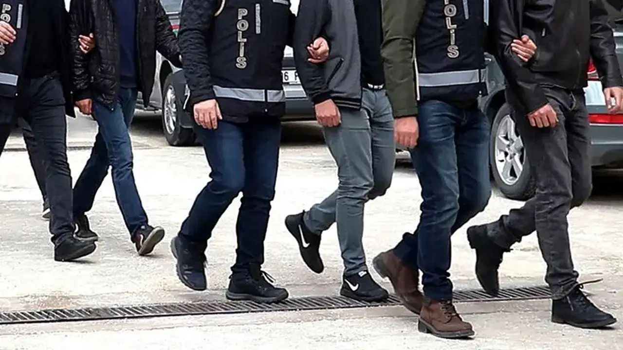 Bakan Yerlikaya duyurdu! Kırmızı bültenli aranan şahıslar yakalandı