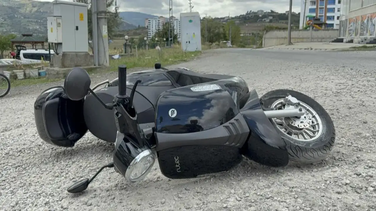 Samsun’da motosiklet mucurlu yolda devrildi! Kadın sürücü yaralandı