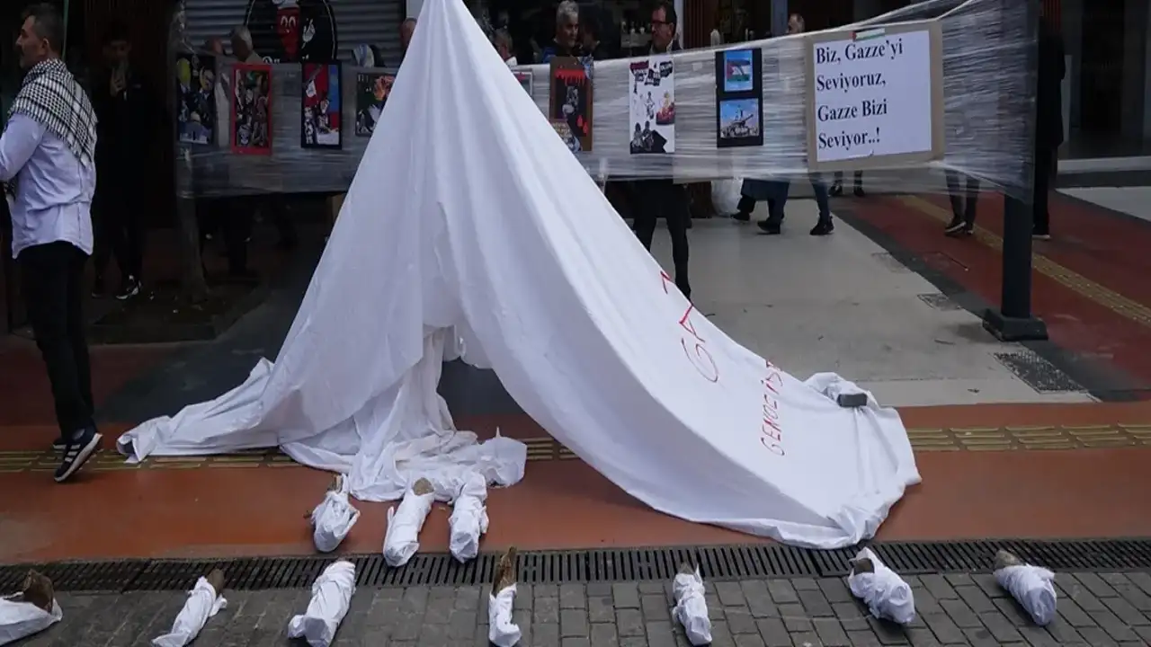 Artvinli akademisyenden Trabzon’da protesto! “Gazze’de bebekler ölüyor”