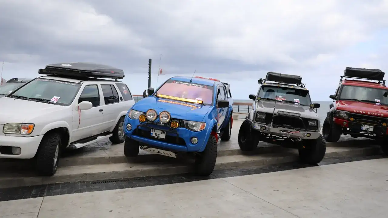 Akçaabat’ta nostalji rüzgarı esti! Klasik otomobiller ilgi gördü