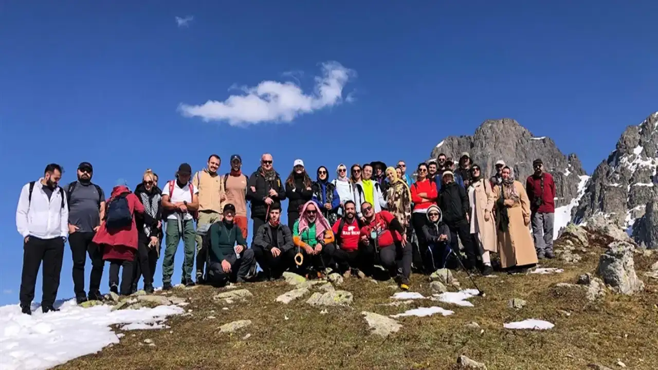 Rizeli doğaseverlerden Kaçkar Dağları eteklerinde zorlu yürüyüş!