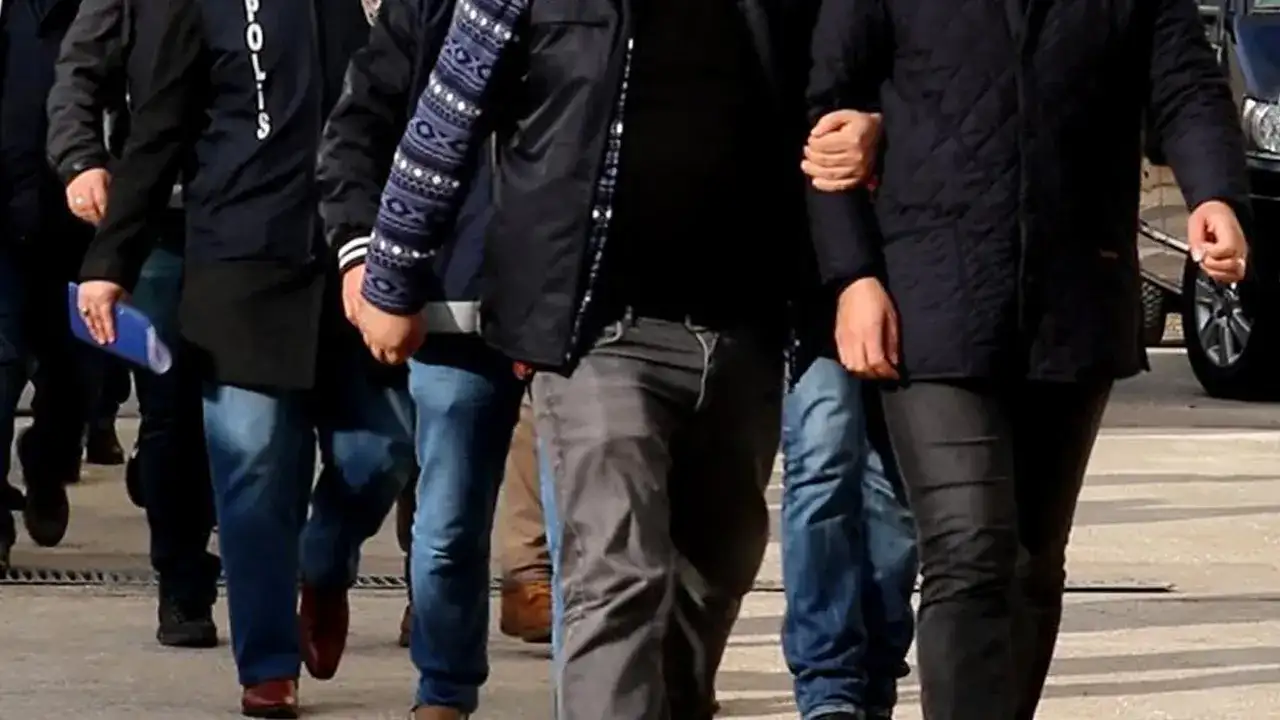 Trabzon’da emniyet aranan şahısları kıskıvrak yakaladı! 33 kişi gözaltında