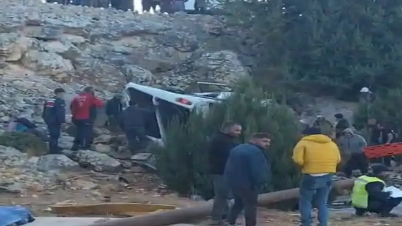 Mersinde minibüs şarampole devrildi! 5 ölü 14 yaralı