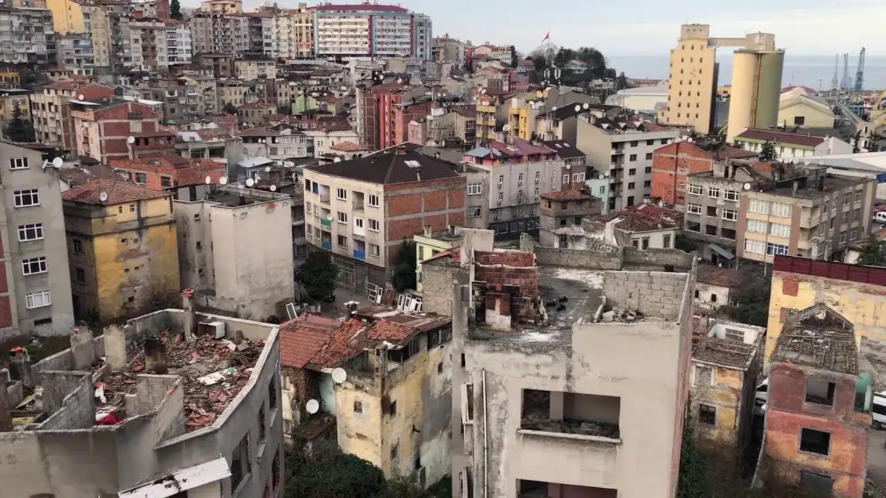 Trabzon’da kentsel dönüşüm isyanı! Pankart astılar