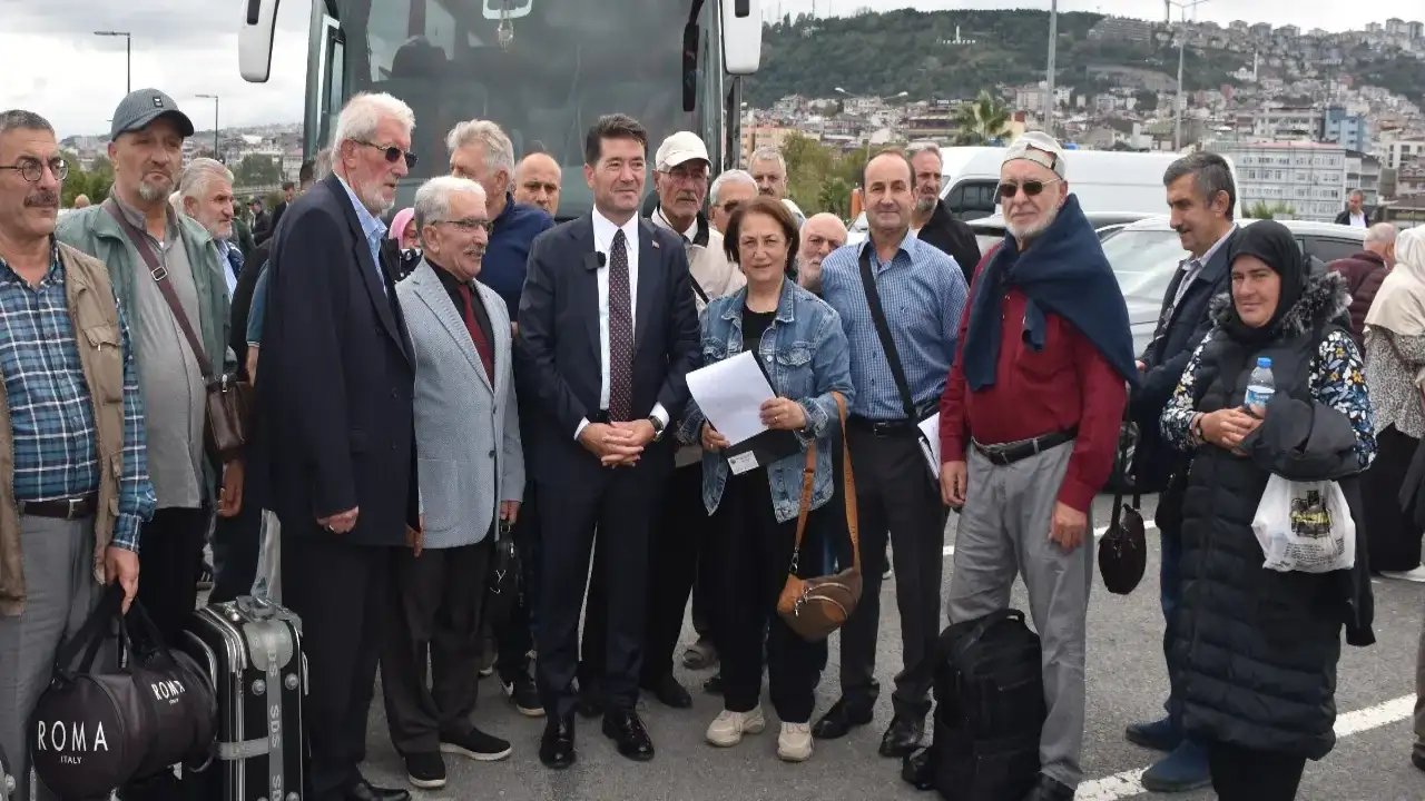 Çanakkale'ye giden emekliler duygusal anlar yaşadı! Trabzon'dan Çanakkale'ye gönül köprüsü