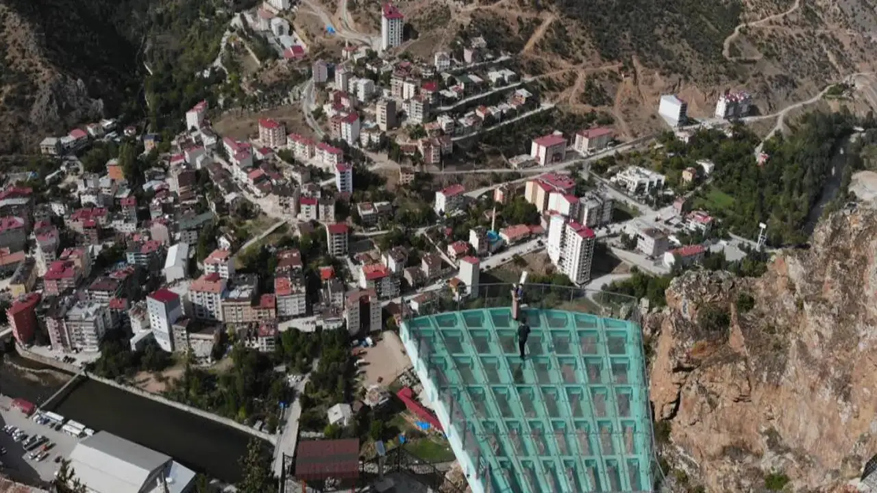 Gümüşhane Cam Seyir Terası 100 bin ziyaretçiyi ağırladı!