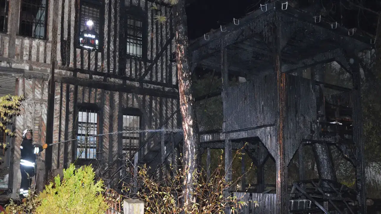 Samsun'da Atatürk'ün kaldığı tarihi konak yangında zarar gördü!