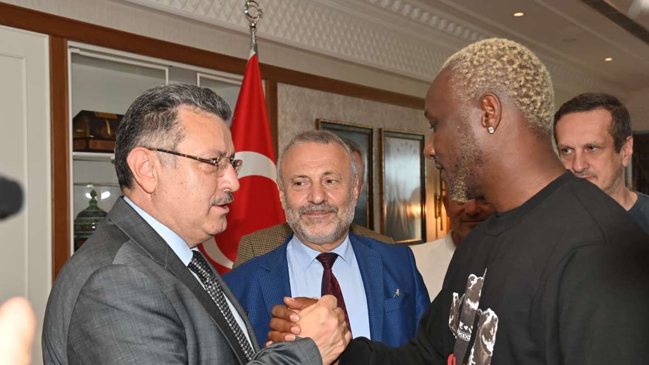 Türk futbolunun efsaneleri, Emir Yuşa için Trabzon’da!