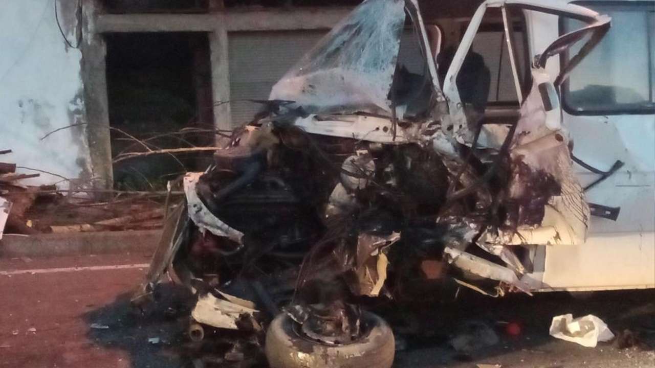 Ordu Ünye’de korkunç çarpışma: Minibüsle çekici burun buruna geldi!