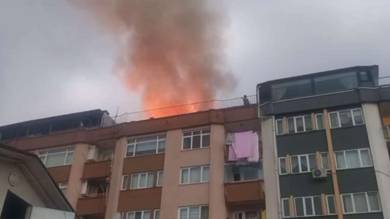 Samsun’da 9 katlı binanın çatısı alev alev yandı!