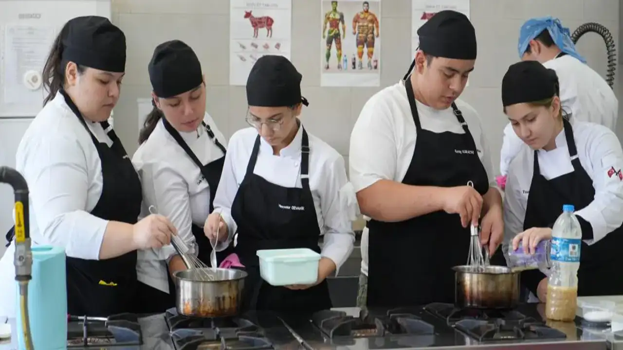 Samsunlu öğrenciler Avrupa otellerinde stajla turizme hazırlanıyor!