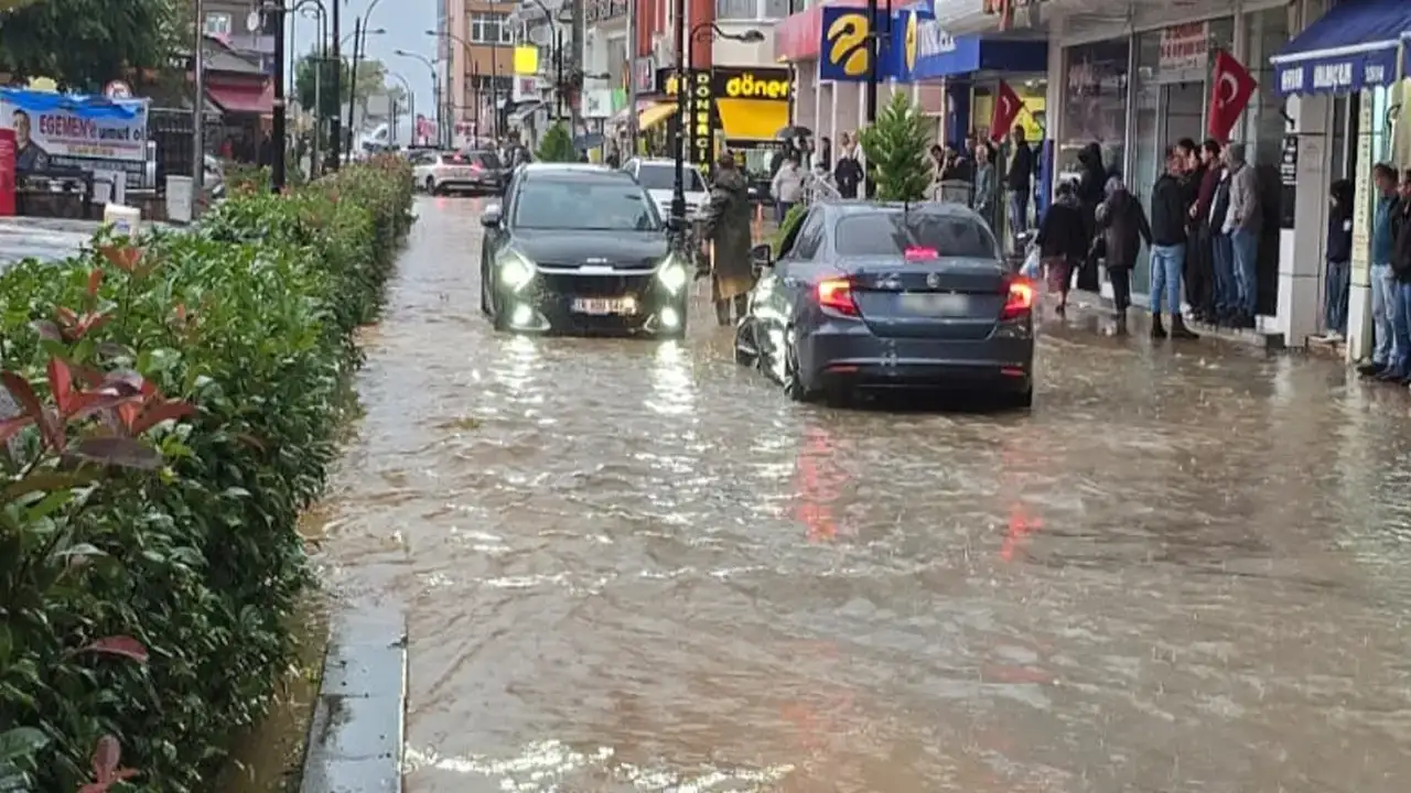 Giresun'da sağanak hayatı olumsuz etkiledi!