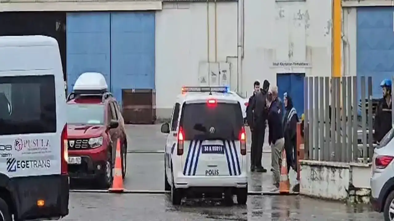 İstanbul'da facia! Tersanedeki gemi yan yattı