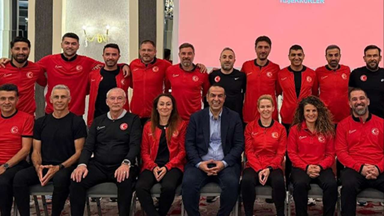 Trabzonspor'un başarılı antrenörü Burak Yılmaz ve Arda Turan ile aynı karede! İşte nedeni