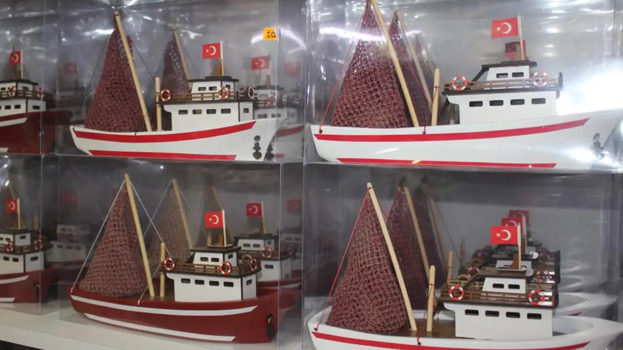 Samsun'da emeklilik hobisiyle minyatür tekne fabrikası kurdu!