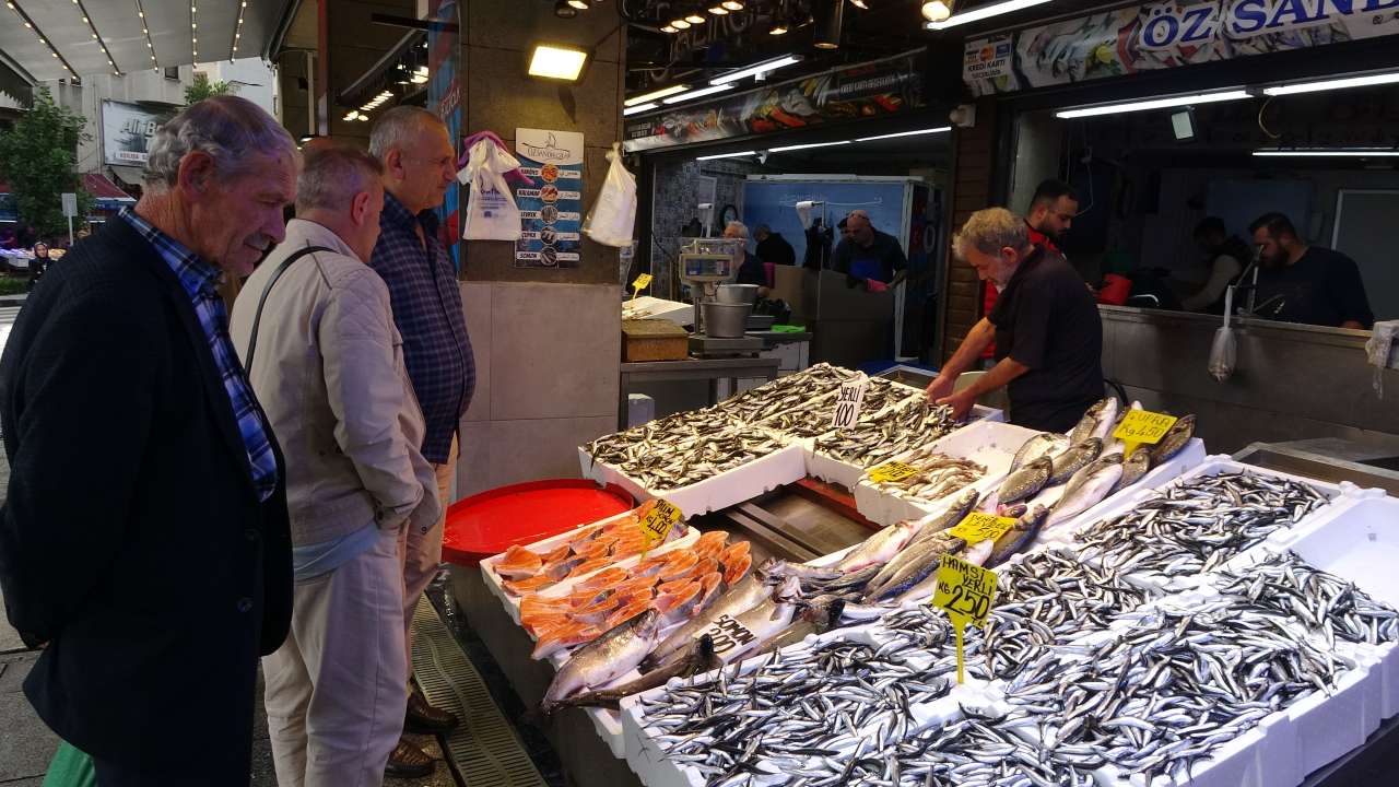 Trabzon'da açıklarında bulunan bomba yüklü araç balık tezgahına patladı! Hamsi kaçtı