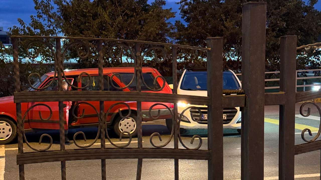 Trabzon’da tehlikeli manevra: Aracı geçemedi, kaza kaçınılmaz oldu!