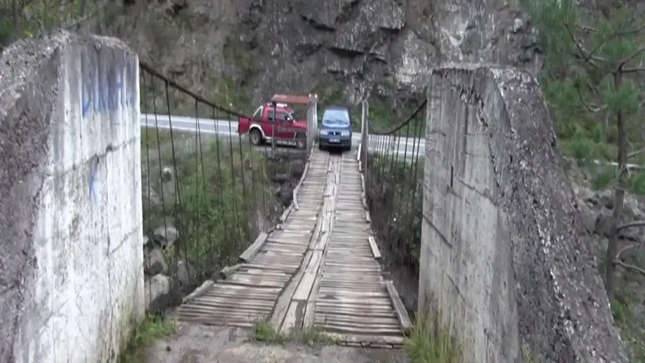 Artvin'de sıradışı köprü! Demir kapılı ve çatılı!