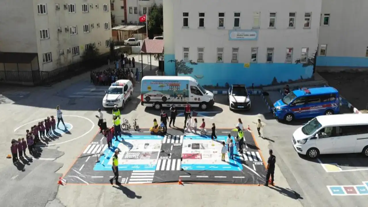 Bayburt'ta öğrencilere Jandarma ile birlikte trafik kurallarını öğrendi!